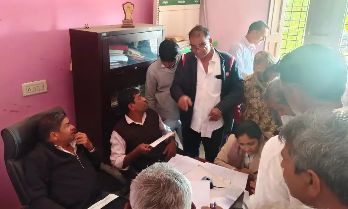 बनकाखेड़ा जीएसएस घोटाले की जांच करने पहुंची टीम,व्यवस्थापक अशरफ मेवाती पर लाखों रुपए गबन का आरोप बनकाखेड़ा जीएसएस घोटाले की जांच करने पहुंची टीम,व्यवस्थापक अशरफ मेवाती पर लाखों रुपए गबन का आरोप