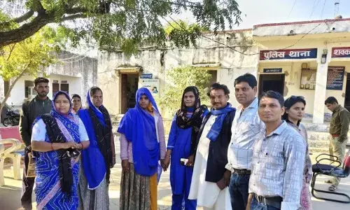 सामाजिक संगठनों की पहल से शक्करगढ़ थाने में रोकी गई मध्यप्रदेश की महिला रिहा सामाजिक संगठनों की पहल से शक्करगढ़ थाने में रोकी गई मध्यप्रदेश की महिला रिहा