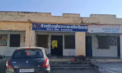 पीएम  स्कूल में शारीरिक शिक्षक ने महिला टीचर से की छेड़छाड़, भड़के ग्रामीण, घेराव कर किया हंगामा