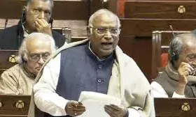 खड़गे का भाजपा पर जवाब, बोले आपने ही बंगाल में मुस्लिम लीग के साथ सरकार बनाई थी खड़गे का भाजपा पर जवाब, बोले आपने ही बंगाल में मुस्लिम लीग के साथ सरकार बनाई थी