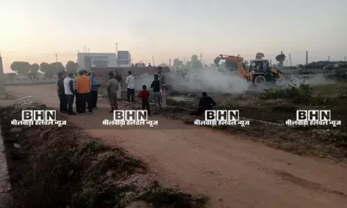 700 फीट दीवारअवैध निर्माण पर चला सरकारी पीला पंजा कुछ ही मिनट में ध्वस्त कर गिराया