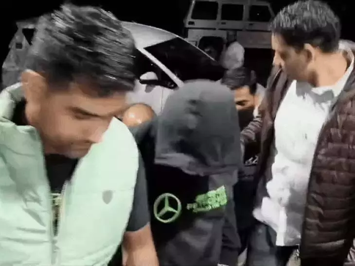 30 करोड़ की धोखाधड़ी मामले में डायरेक्टर विक्रम भट्ट और पत्नी श्वेतांबरी उदयपुर लाए गए 30 करोड़ की धोखाधड़ी मामले में डायरेक्टर विक्रम भट्ट और पत्नी श्वेतांबरी उदयपुर लाए गए