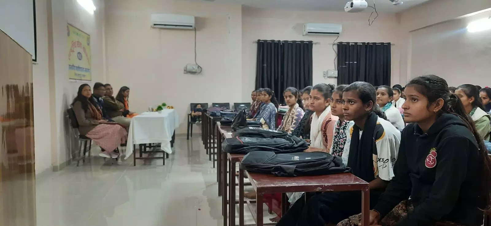 जहाजपुर कॉलेज में विद्यार्थियों को सड़क सुरक्षा और एआई पर दोहरा ज्ञान जहाजपुर कॉलेज में विद्यार्थियों को सड़क सुरक्षा और एआई पर दोहरा ज्ञान