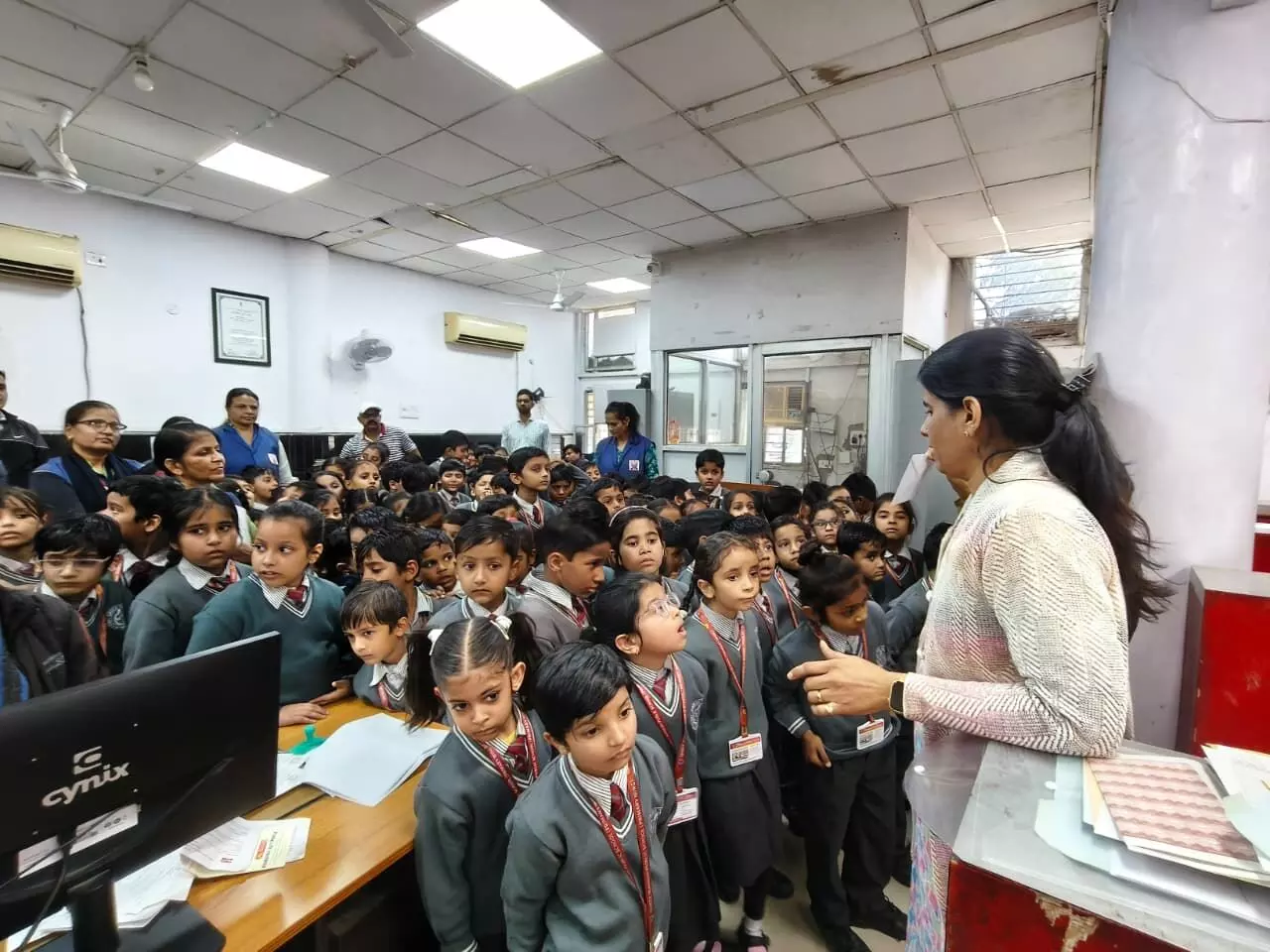 श्री महेश पब्लिक स्कूल में शैक्षणिक भ्रमण, बच्चों ने डाकघर और गौशाला का किया अवलोकन श्री महेश पब्लिक स्कूल में शैक्षणिक भ्रमण, बच्चों ने डाकघर और गौशाला का किया अवलोकन