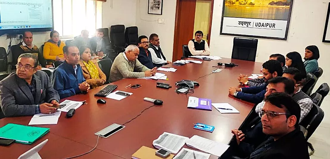 साप्ताहिक समीक्षा बैठक में कार्यक्रम तैयारियों और लंबित प्रकरणों के निस्तारण पर जोर