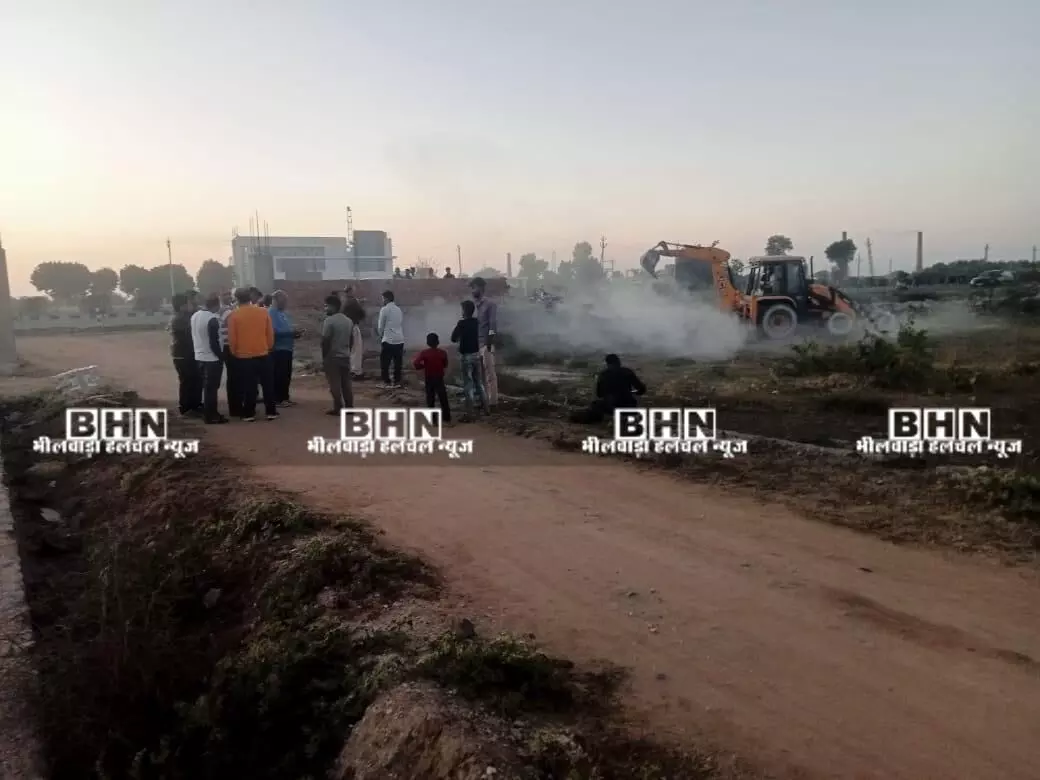 700 फीट दीवारअवैध निर्माण पर चला सरकारी पीला पंजा कुछ ही मिनट में ध्वस्त कर गिराया 700 फीट दीवारअवैध निर्माण पर चला सरकारी पीला पंजा कुछ ही मिनट में ध्वस्त कर गिराया