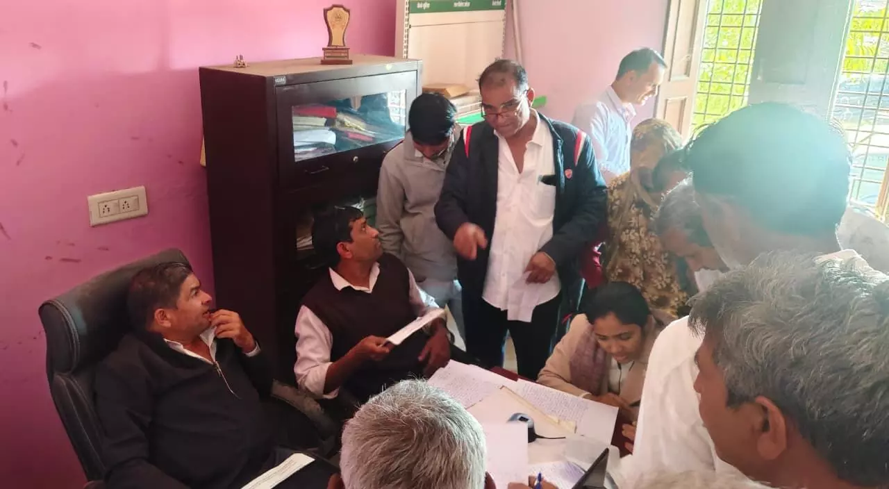 बनकाखेड़ा जीएसएस घोटाले की जांच करने पहुंची टीम,व्यवस्थापक अशरफ मेवाती पर लाखों रुपए गबन का आरोप बनकाखेड़ा जीएसएस घोटाले की जांच करने पहुंची टीम,व्यवस्थापक अशरफ मेवाती पर लाखों रुपए गबन का आरोप