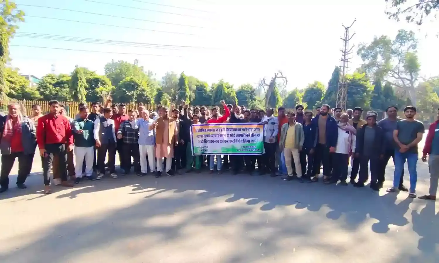 यूआईटी द्वारा कियोस्क तोड़ने के आदेश पर जिला कलेक्टर को सौंपा ज्ञापन