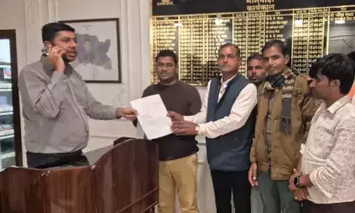 बोरेला ग्राम पंचायत में प्रशासक को हटाने की मांग, कलेक्‍टर को सौंपा ज्ञापन