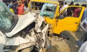 तेज रफ्तार कार ने स्कूल वैन को मारी टक्कर, 7 साल के बच्चे की मौत; पांच घायल