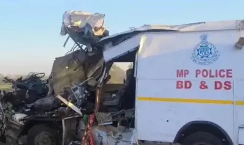 बम निरोधक दस्ता का वाहन ट्रक से भिड़ा, चार जवानों की मौके पर मौत, mp की घटना बम निरोधक दस्ता का वाहन ट्रक से भिड़ा, चार जवानों की मौके पर मौत, mp की घटना