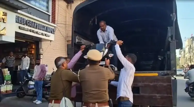 बाजार में अव्यवस्थित पार्किंग पर कार्रवाई, पुलिस ने उठाए दुपहिया वाहन बाजार में अव्यवस्थित पार्किंग पर कार्रवाई, पुलिस ने उठाए दुपहिया वाहन