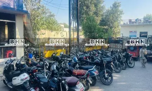 बिना नम्बरी वाहनों पर यातायात पुलिस की कार्रवाई, 40 वाहन चालकों पर चला एमवी एक्ट का डंडा