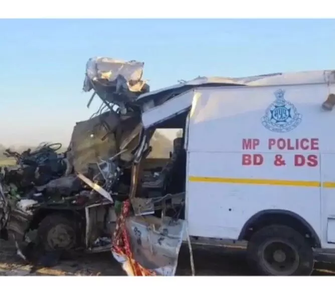 बम निरोधक दस्ता का वाहन ट्रक से भिड़ा, चार जवानों की मौके पर मौत,  mp की  घटना