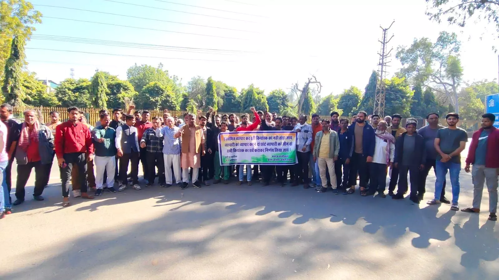 यूआईटी द्वारा कियोस्क तोड़ने के आदेश पर जिला कलेक्टर को सौंपा ज्ञापन