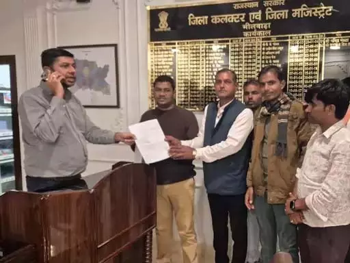 बोरेला ग्राम पंचायत में प्रशासक को हटाने की मांग, कलेक्‍टर को सौंपा ज्ञापन