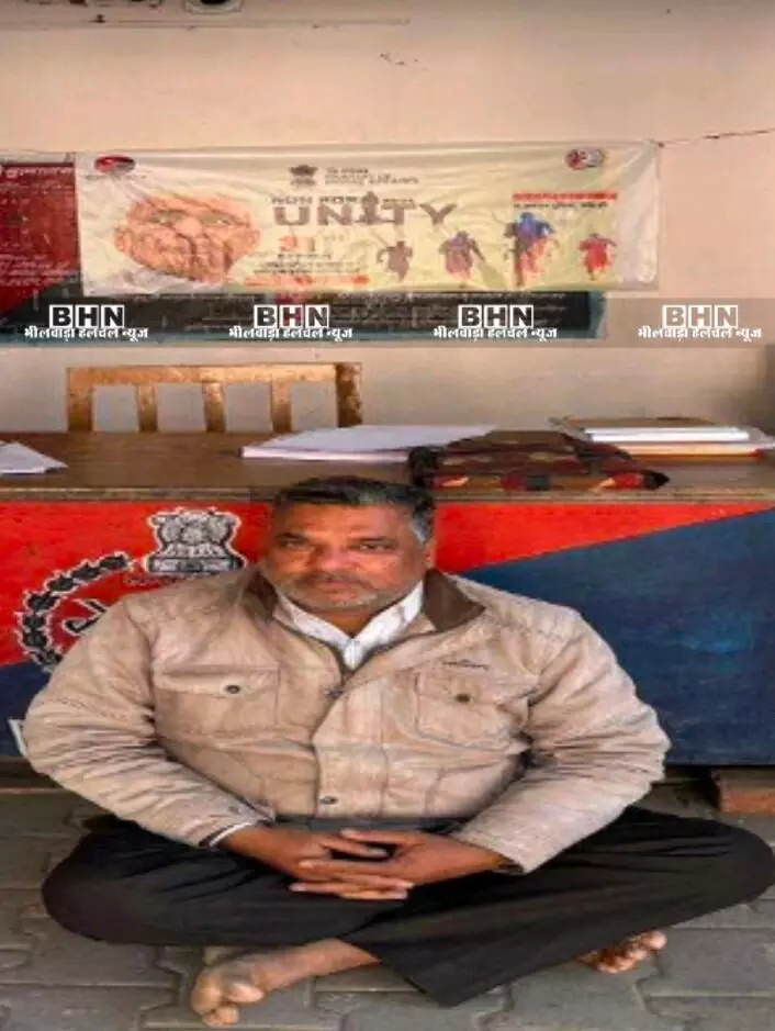 चारभुजानाथ के दर्शन करने आया 5 हजार का ईनामी, कोटड़ी पुलिस ने दबोचा, सोने के 18 मोती और लॉकेट बरामद चारभुजानाथ के दर्शन करने आया 5 हजार का ईनामी, कोटड़ी पुलिस ने दबोचा, सोने के 18 मोती और लॉकेट बरामद