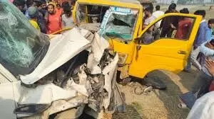 तेज रफ्तार कार ने स्कूल वैन को मारी टक्कर, 7 साल के बच्चे की मौत; पांच घायल तेज रफ्तार कार ने स्कूल वैन को मारी टक्कर, 7 साल के बच्चे की मौत; पांच घायल