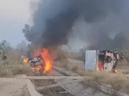 पुलिस से भिड़ंत; 16 वाहन जलाए, आंसू गैस के गोले छोड़े, विधायक घायल पुलिस से भिड़ंत; 16 वाहन जलाए, आंसू गैस के गोले छोड़े, विधायक घायल