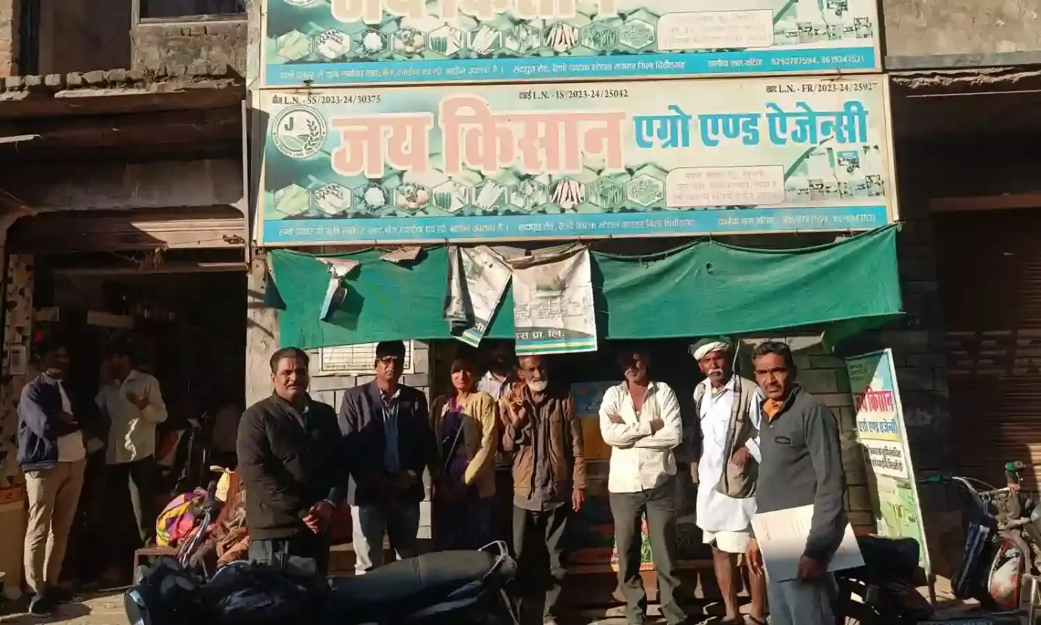 उर्वरक विक्रेता का लाइसेंस निलंबित, कम वजन पाए जाने पर निर्माता एवं विक्रेता को नोटिस जारी