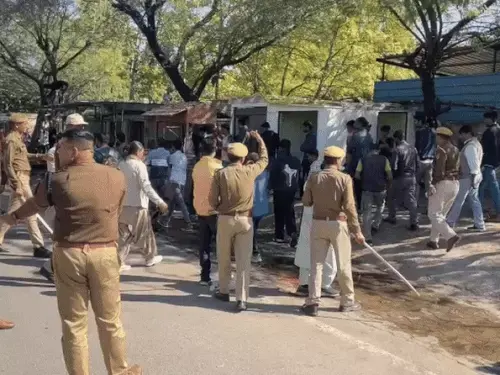 अजमेर में हाईकोर्ट के आदेश पर गुमटियां ध्वस्त:दुकानदारों ने हंगामा किया, JCB मशीन के सामने धरने पर बैठे, कहा-बिना नोटिस की कार्रवाई