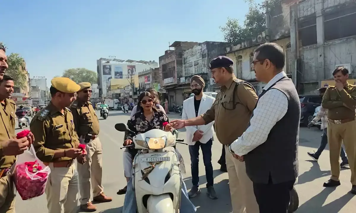 सड़क सुरक्षा जन जागरूकता अभियान- फूल और चॉकलेट देकर की समझाईश