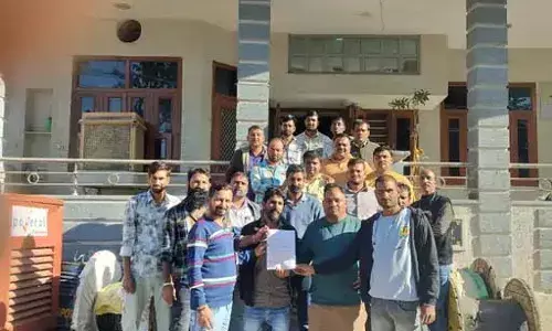 मोबाइल टावर कर्मचारियों ने 11 सूत्रीय मांगों को लेकर जिला मुख्यालय पर किया प्रदर्शन