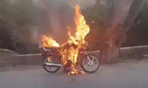 चलती बाइक में अचानक लगी आग, जलकर खाक, इंजन से उठे धुएं से मची अफरा-तफरी—दमकल ने काबू पाया