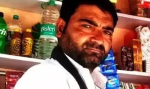 बीएलओ ने की खुदकुशी, पेड़ पर लटका मिला शव; इलाके में फैली सनसनी बीएलओ ने की खुदकुशी, पेड़ पर लटका मिला शव; इलाके में फैली सनसनी