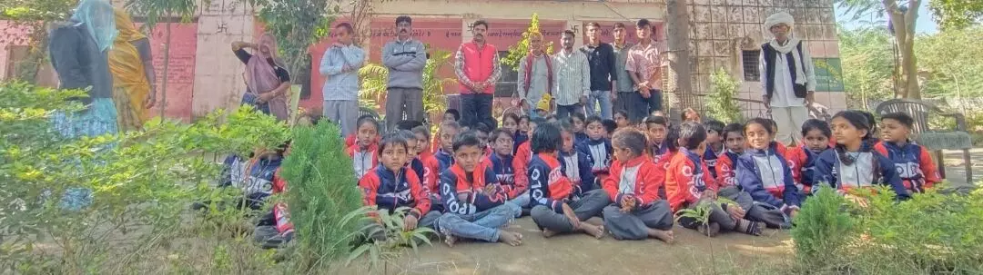 ऊनी वस्त्र पाकर खिले विद्यार्थियों के चेहरे ऊनी वस्त्र पाकर खिले विद्यार्थियों के चेहरे