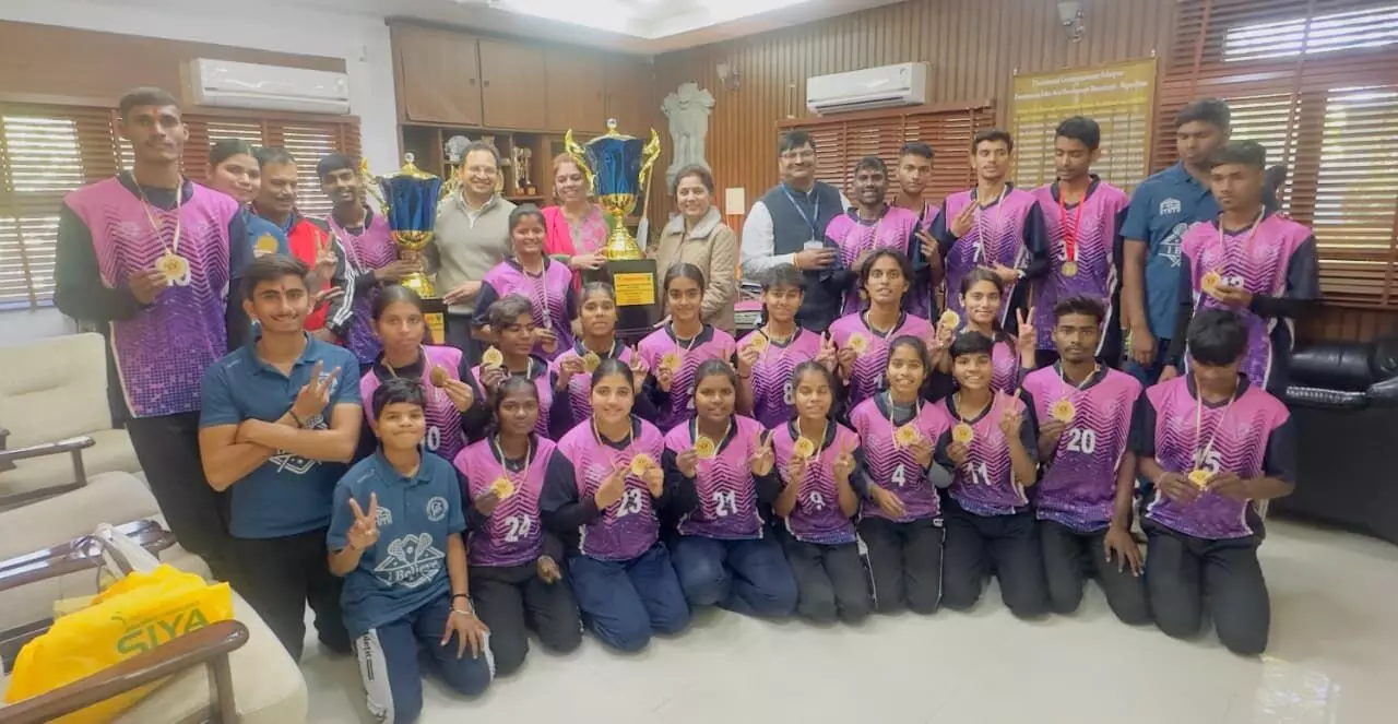 संभागीय आयुक्त ने किया राष्ट्रीय लेक्रोज विजेताओं का सम्मान संभागीय आयुक्त ने किया राष्ट्रीय लेक्रोज विजेताओं का सम्मान