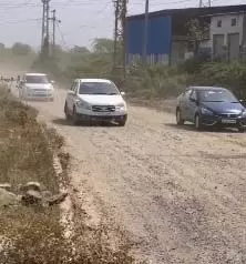 चित्रकूट सर्कल में दो माह बाद भी सड़क कार्य शुरू नहीं, धूल-मिट्टी से राहगीर और श्रमिक परेशान चित्रकूट सर्कल में दो माह बाद भी सड़क कार्य शुरू नहीं, धूल-मिट्टी से राहगीर और श्रमिक परेशान