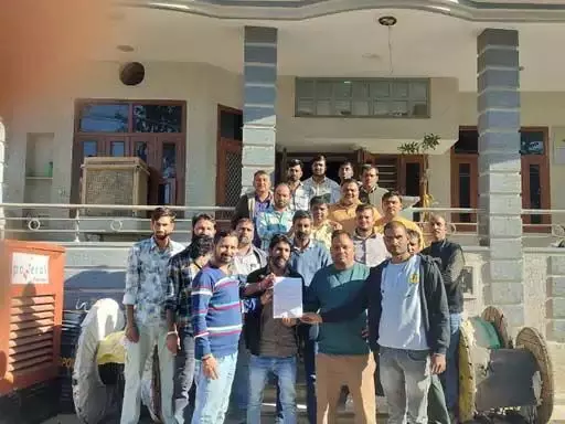 मोबाइल टावर कर्मचारियों ने 11 सूत्रीय मांगों को लेकर जिला मुख्यालय पर किया प्रदर्शन मोबाइल टावर कर्मचारियों ने 11 सूत्रीय मांगों को लेकर जिला मुख्यालय पर किया प्रदर्शन