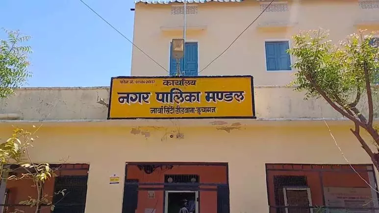 मुआवजा नहीं दिया तो कोर्ट ने डीडवाना कलेक्टर की कार और पालिका का ऑफिस किया कुर्क, हड़कंप मुआवजा नहीं दिया तो कोर्ट ने डीडवाना कलेक्टर की कार और पालिका का ऑफिस किया कुर्क, हड़कंप