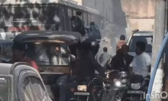 रोडवेज की चलती बस में धमाका, सीटों से उछल पड़े यात्री, डर कर खिड़कियों से निकलकर बचाई जान रोडवेज की चलती बस में धमाका, सीटों से उछल पड़े यात्री, डर कर खिड़कियों से निकलकर बचाई जान