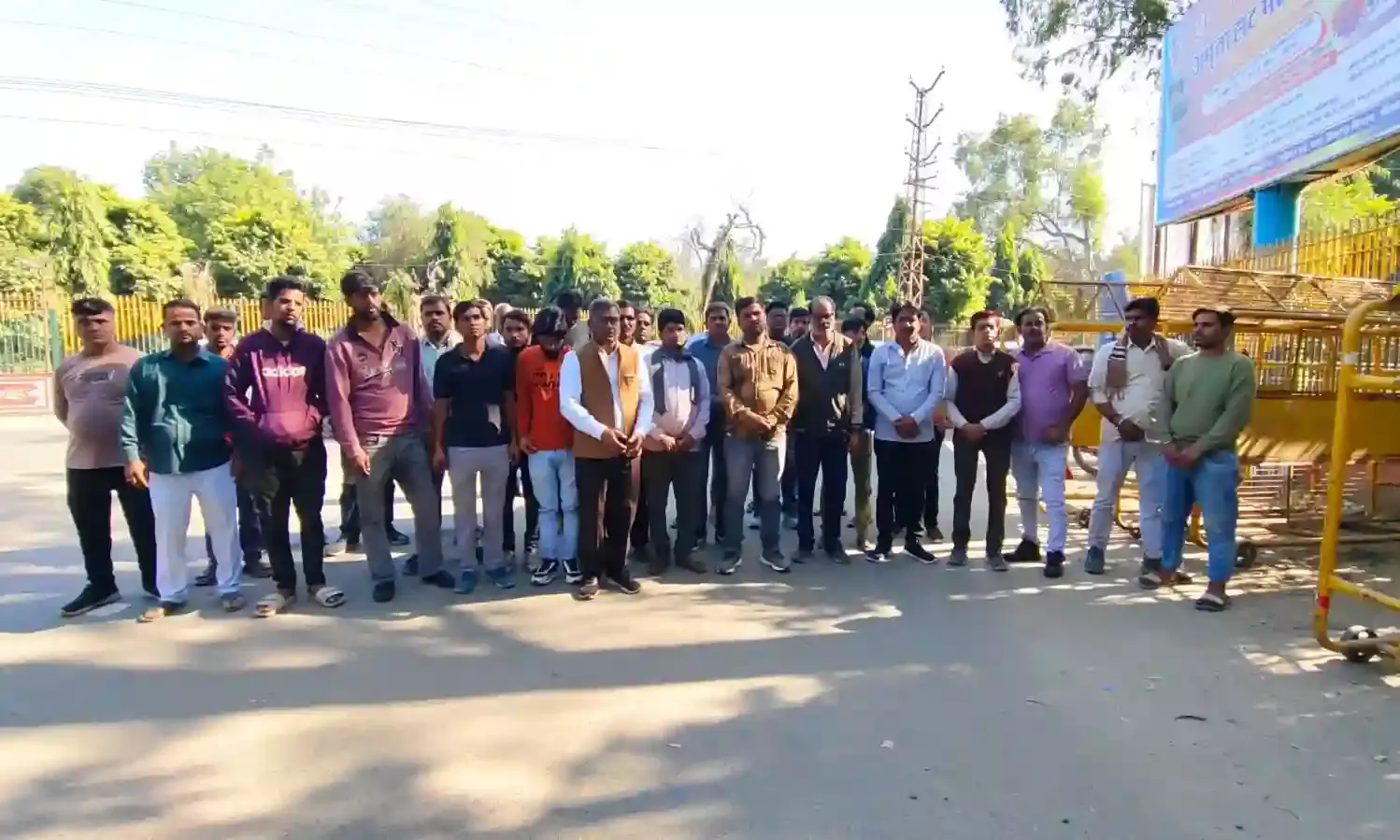 कियोस्क तोड़ने के खिलाफ व्यापारियों की मांगें, जिला कलक्टर कार्यालय पर प्रदर्शन