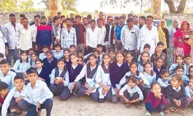 राजोला के सरकारी स्कूल का भविष्य संकट में, ग्रामीणों ने तालेबंदी कर किया प्रदर्शन राजोला के सरकारी स्कूल का भविष्य संकट में, ग्रामीणों ने तालेबंदी कर किया प्रदर्शन