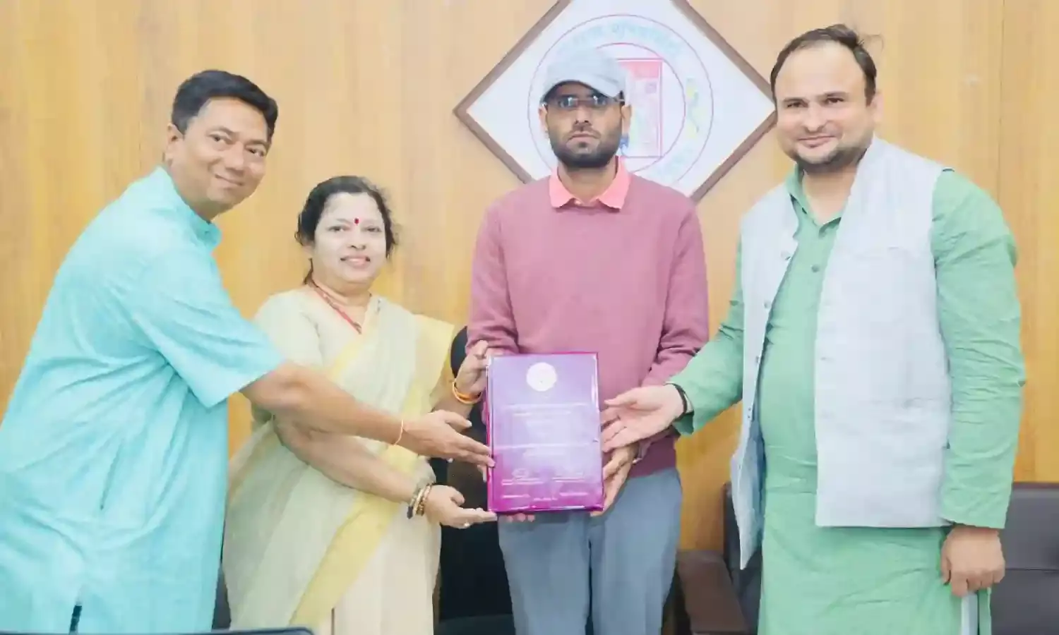 प्राध्यापक नरेन्द्र महर्षि को मिली डॉक्टर की उपाधि प्राध्यापक नरेन्द्र महर्षि को मिली डॉक्टर की उपाधि