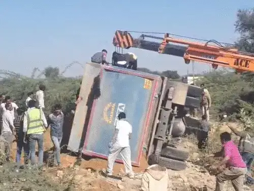 बजरी से भरा डंपर पिकअप पर पलटा , चालक की मौके पर मौत बजरी से भरा डंपर पिकअप पर पलटा , चालक की मौके पर मौत