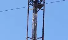 दो ग्रामीण चढे चिमनी पर, फैक्ट्री के खिलाफ ग्रामीणों का प्रदर्शन दो ग्रामीण चढे चिमनी पर, फैक्ट्री के खिलाफ ग्रामीणों का प्रदर्शन