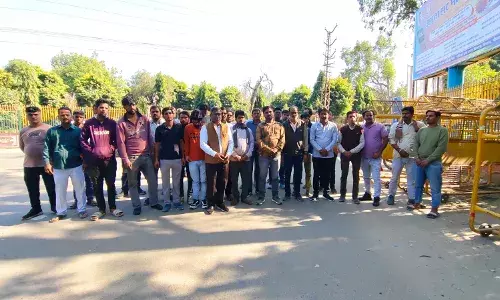 कियोस्क तोड़ने के खिलाफ व्यापारियों की मांगें, जिला कलक्टर कार्यालय पर प्रदर्शन कियोस्क तोड़ने के खिलाफ व्यापारियों की मांगें, जिला कलक्टर कार्यालय पर प्रदर्शन