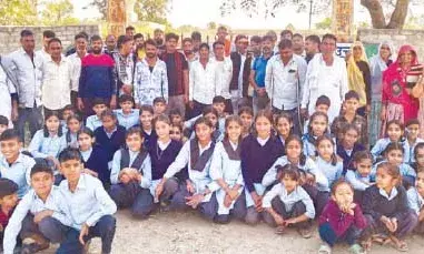 राजोला के सरकारी स्कूल का भविष्य संकट में, ग्रामीणों ने तालेबंदी कर किया प्रदर्शन राजोला के सरकारी स्कूल का भविष्य संकट में, ग्रामीणों ने तालेबंदी कर किया प्रदर्शन