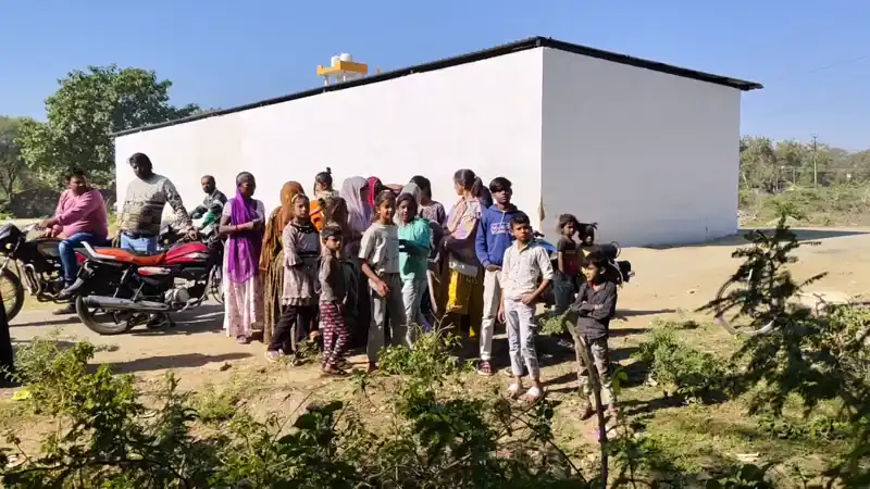 बापू नगर में कुत्ता नवजात को मुंह में दबाकर ले गया, लोगों ने पीछा कर छुडाया बापू नगर में कुत्ता नवजात को मुंह में दबाकर ले गया, लोगों ने पीछा कर छुडाया