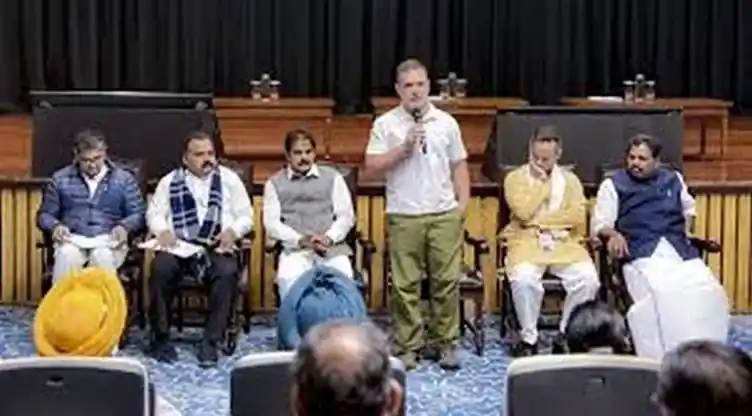 शशि थरूर की लगातार गैरमौजूदगी से कांग्रेस में हलचल, राहुल गांधी की बैठक से तीसरी बार नदारद शशि थरूर की लगातार गैरमौजूदगी से कांग्रेस में हलचल, राहुल गांधी की बैठक से तीसरी बार नदारद