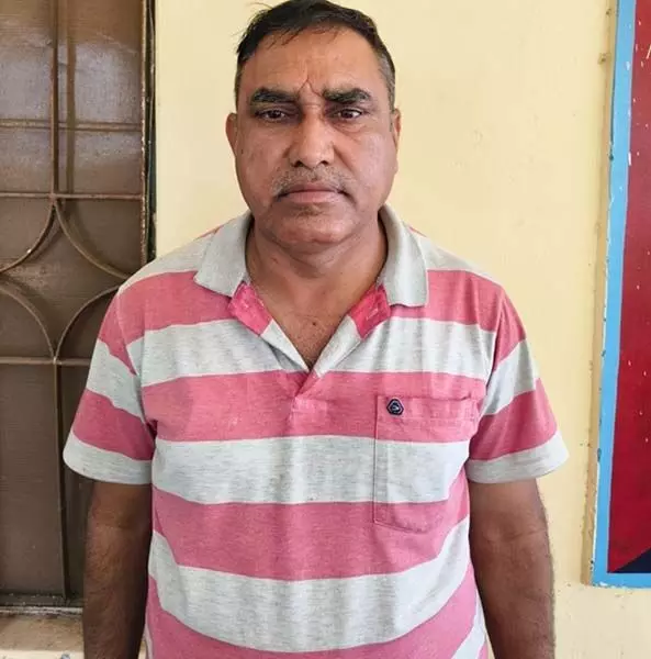 पुलिस चौकी प्रभारी एएसआई 1 लाख रुपये रिश्वत लेते रंगे हाथ गिरफ्तार पुलिस चौकी प्रभारी एएसआई 1 लाख रुपये रिश्वत लेते रंगे हाथ गिरफ्तार