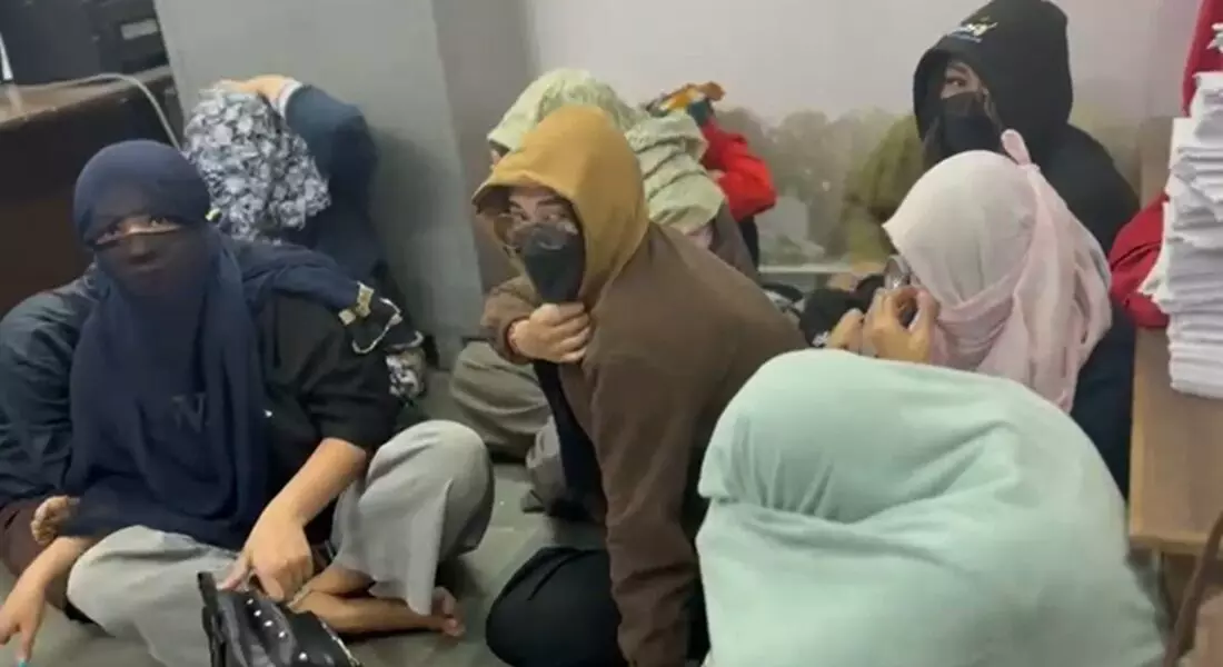 स्पा सेंटर पर बड़ी कार्रवाई : थाईलैंड की 10 युवतियां पकड़ी गईं, C-फॉर्म नहीं किया गया था सबमिट स्पा सेंटर पर बड़ी कार्रवाई : थाईलैंड की 10 युवतियां पकड़ी गईं, C-फॉर्म नहीं किया गया था सबमिट