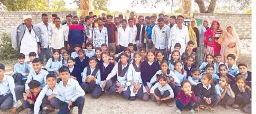 राजोला के सरकारी स्कूल का भविष्य संकट में, ग्रामीणों ने तालेबंदी कर किया प्रदर्शन राजोला के सरकारी स्कूल का भविष्य संकट में, ग्रामीणों ने तालेबंदी कर किया प्रदर्शन