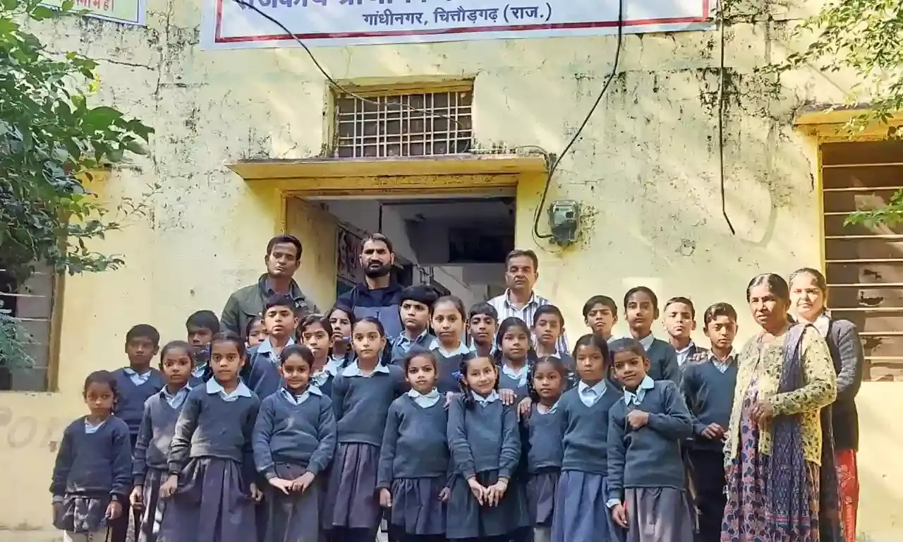 कच्ची बस्ती स्कूल के 53 बच्चों को मिली सर्दी की वर्दी