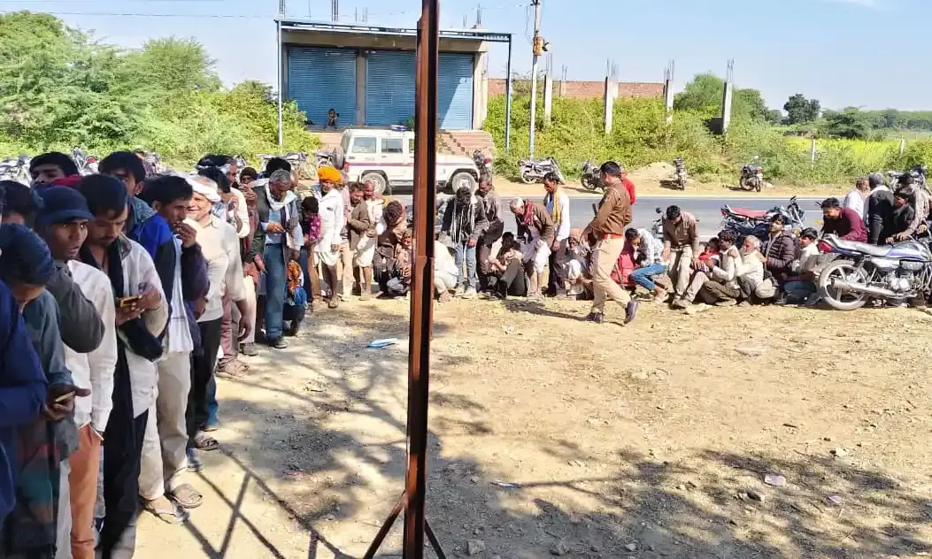 सवाईपुर में पुलिस निगरानी में यूरिया खाद का वितरण, किसानों की भारी भीड़