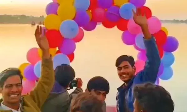 अनोखी बारात: नावों से सजी धूमधाम से पहुंची जाट की बारात